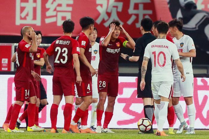 半岛体育-中超诸强去年就不想踢亚冠陈戌源称不去后果严重