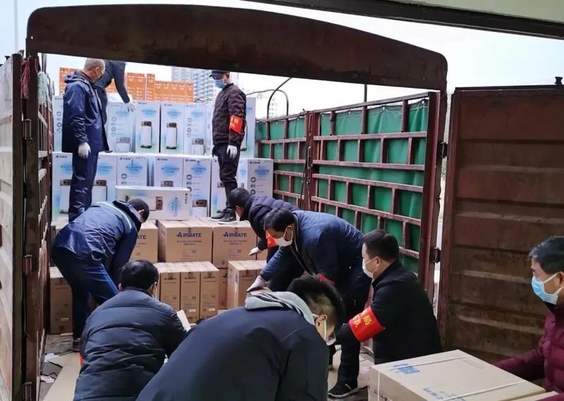 半岛体育-切尔西球星代表球队捐赠医疗物资支援抗疫一线