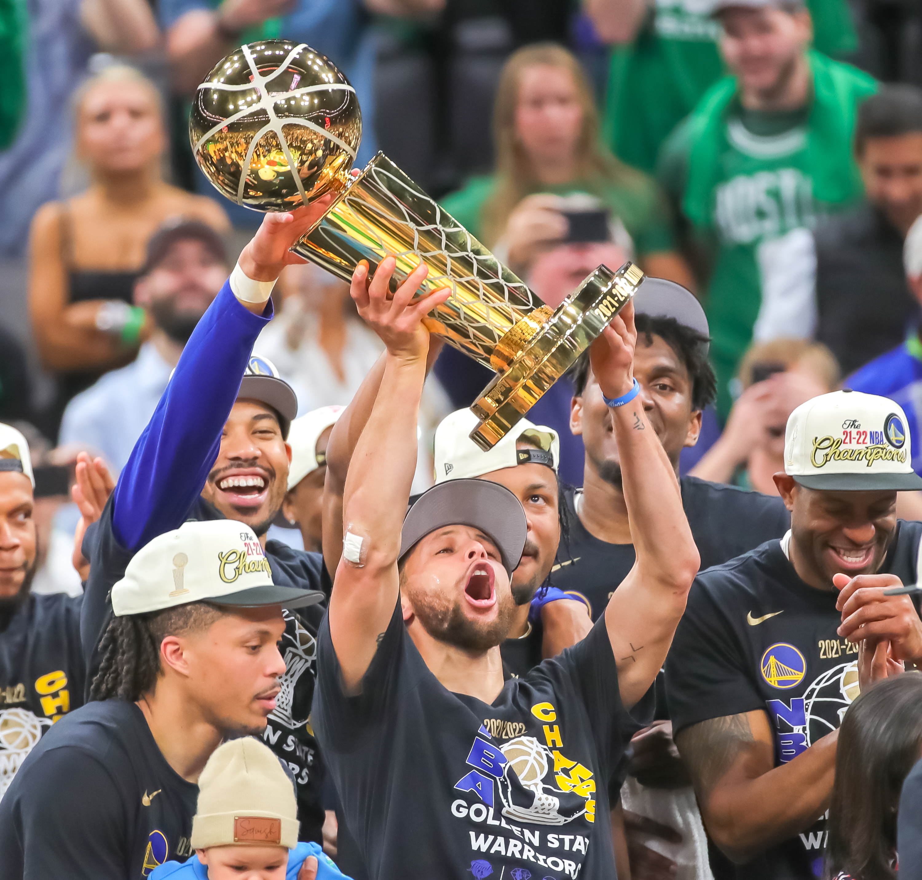 半岛体育-勇士队再次夺得NBA总冠军，库里MVP