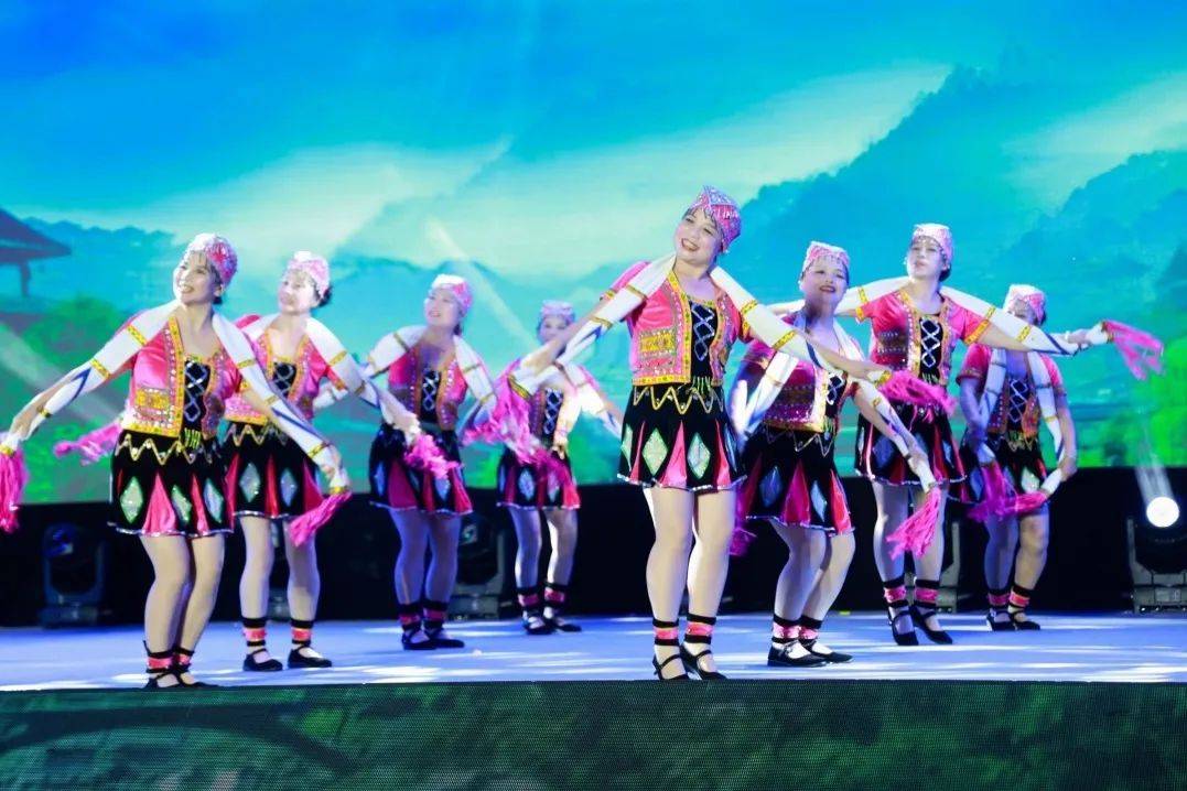 半岛体育-体育热潮涌动，球场壮观气吞山河