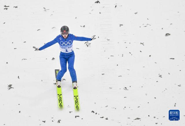 滑雪项目上北欧选手实现完美滑行