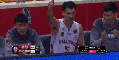 半岛体育-法兰克福球员技惊四座，颠覆对手防线